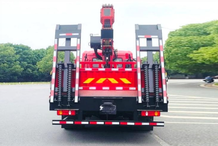 Dongfeng Changxing D3V Single-Axle Flatbed with Crane (8-ton 4-section Boom) detail view 4