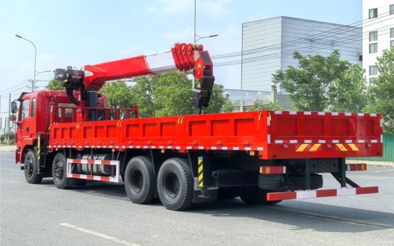 Dongfeng Jincheng V6 Front Four Rear Eight 14-ton 5-section Boom Truck Crane detail view 2
