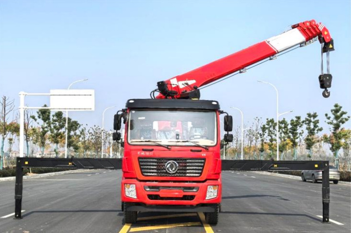 Dongfeng Jincheng V6 Rear Eight-wheel 12-ton 5-section Boom Truck Crane detail view 4