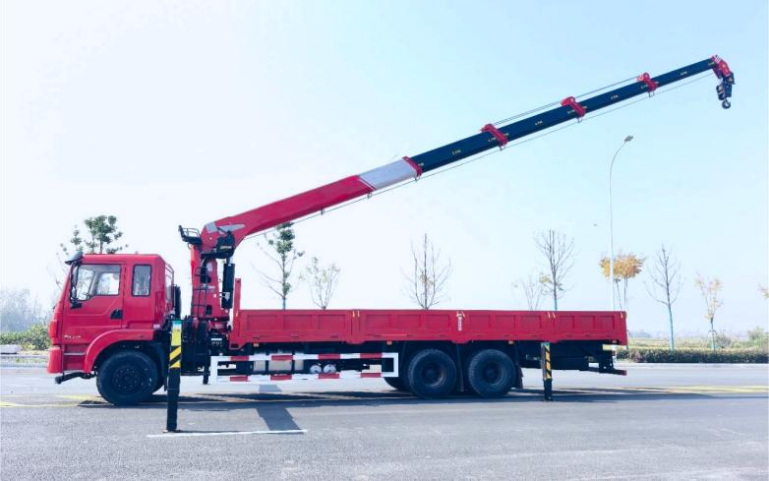 Dongfeng Jincheng V6 Rear Eight-wheel 14-ton 5-section Boom Truck Crane detail view 2