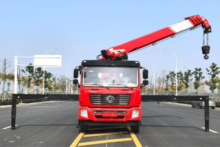 Dongfeng Jincheng V6 Rear Eight-wheel 14-ton 5-section Boom Truck Crane detail view 4