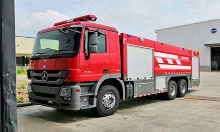 Mercedes-Benz 16 Ton Foam Fire Truck detail view 3