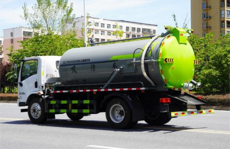 Dongfeng Huashen T1 8m³ Vacuum Sewage Truck detail view 2