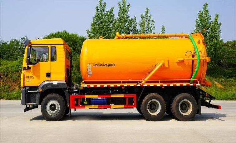 Shaanxi Heavy Duty Truck 15m³ Vacuum Sewage Truck detail view 3