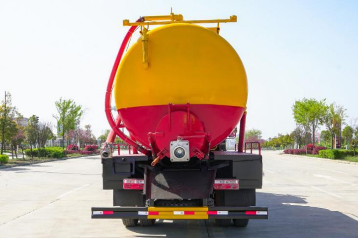 Foton Small Three Axle 17m³ Vacuum Sewage Truck detail view 4