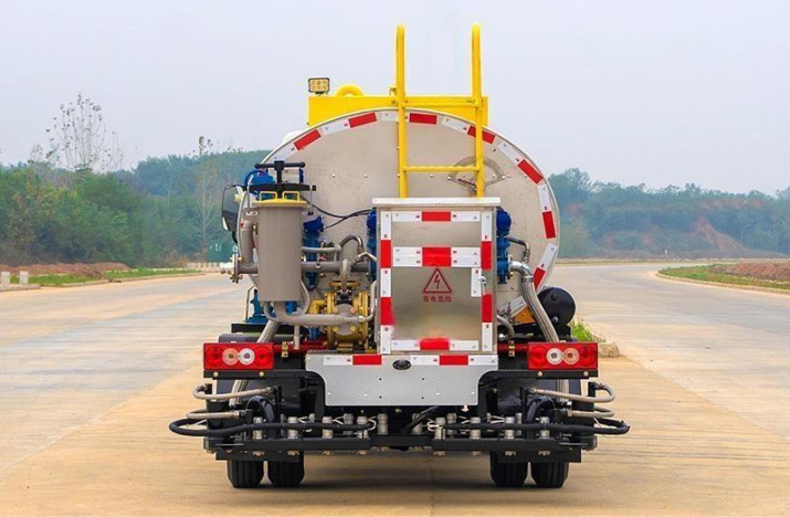 Foton Xiaoka Star 3m³ Asphalt Distributor Truck detail view 4