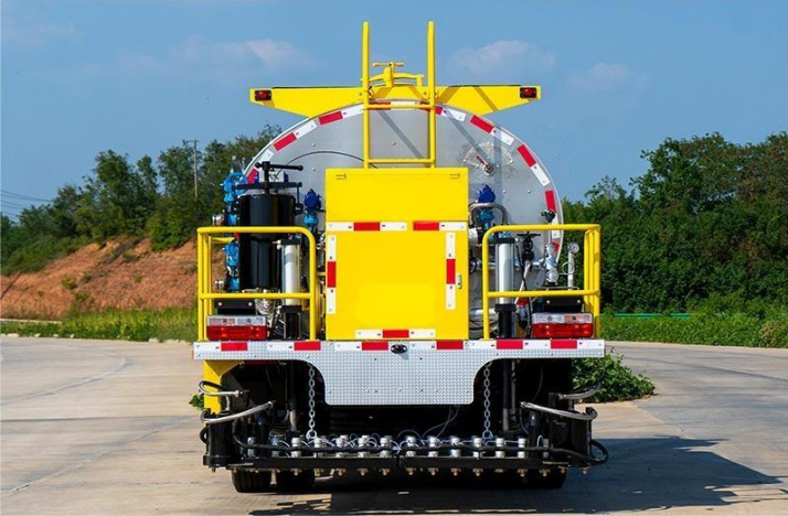 Dongfeng Daduolika 7m³ Asphalt Distributor Truck detail view 4