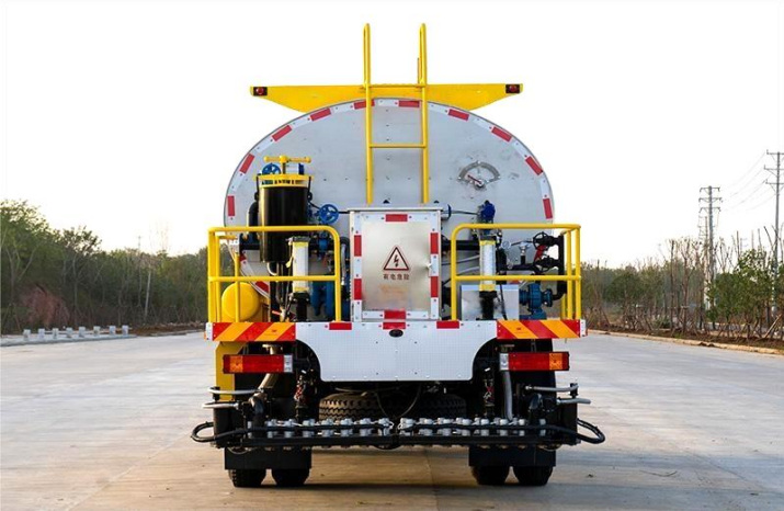 Shacman L3000 9m³ Asphalt Distributor Truck detail view 4
