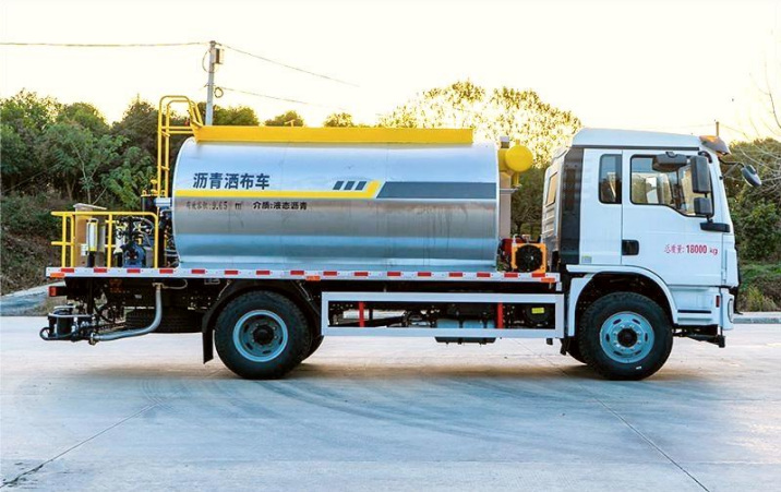 Shacman L3000 9m³ Asphalt Distributor Truck detail view 5