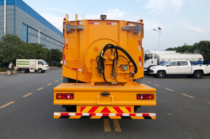 Dongfeng Tianjin 10m³ Sewer Jetter & Cleaning Truck detail view 3