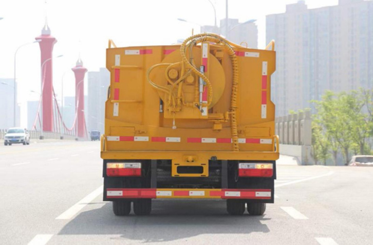 Dongfeng Tuyi 2m³ Sewer Jetter & Cleaning Truck detail view 3