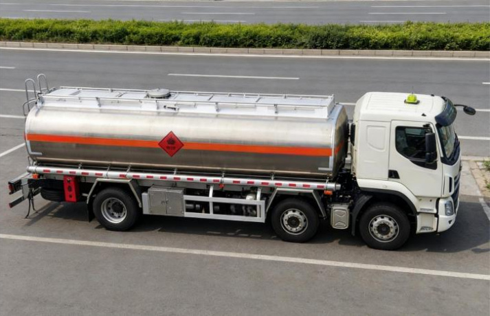Liuqi Chenglong H5 Small Three-Axle Aluminum Alloy 21m³ Oil Transport Truck detail view 5