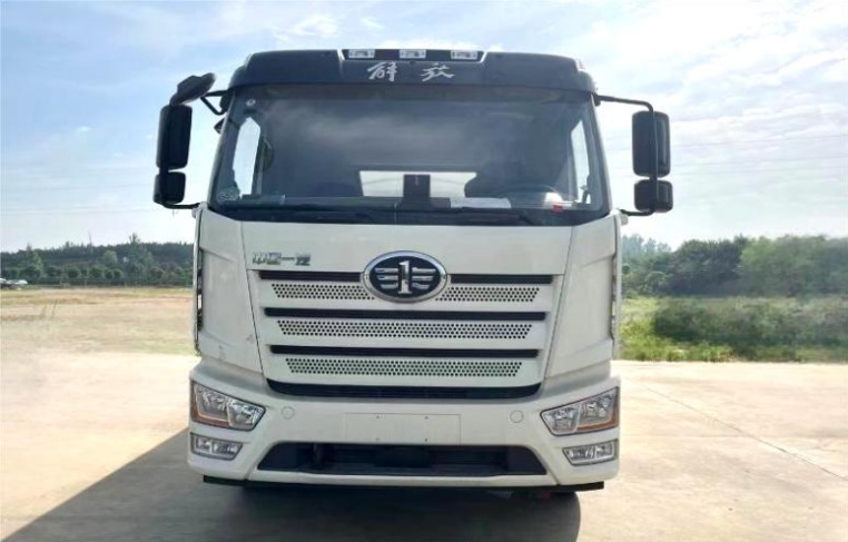 FAW Jiefang J6L 16m³ Oil Transport Truck detail view 2