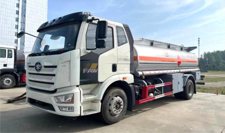 FAW Jiefang J6L 16m³ Oil Transport Truck detail view 3