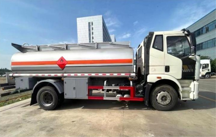 FAW Jiefang J6L 16m³ Oil Transport Truck detail view 5