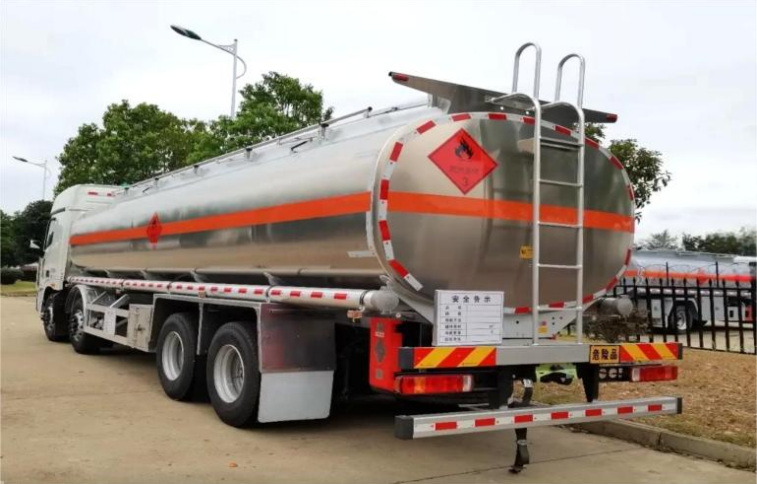 Foton Auman 8×4 25m³ Oil Transport Truck detail view 2