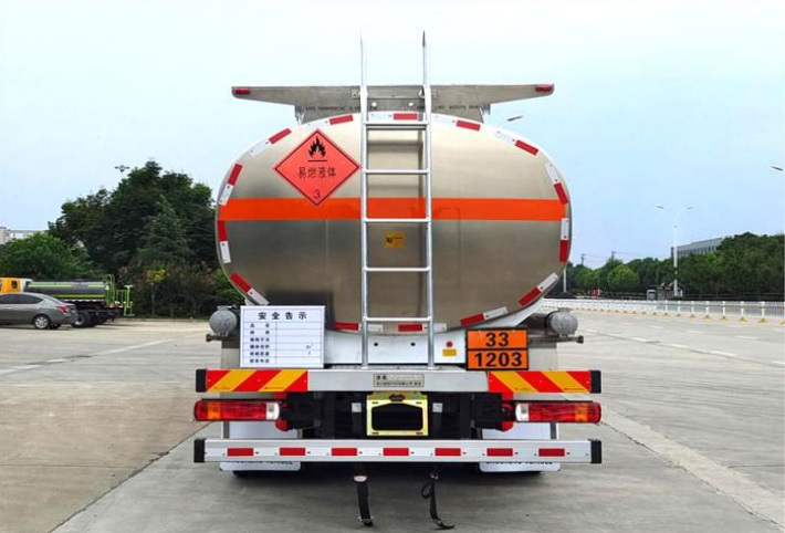 Foton Auman 8×4 25m³ Oil Transport Truck detail view 4
