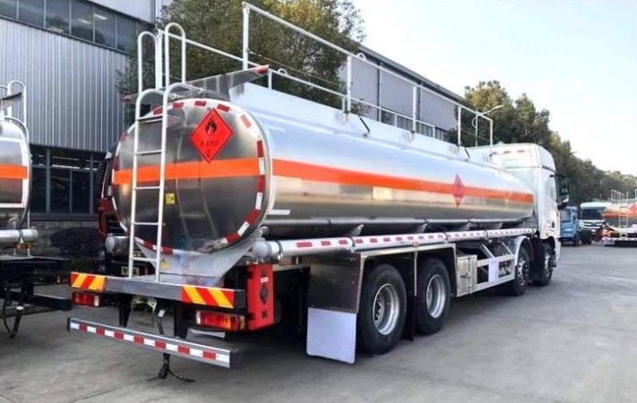 Foton Auman 8×4 25m³ Oil Transport Truck detail view 5