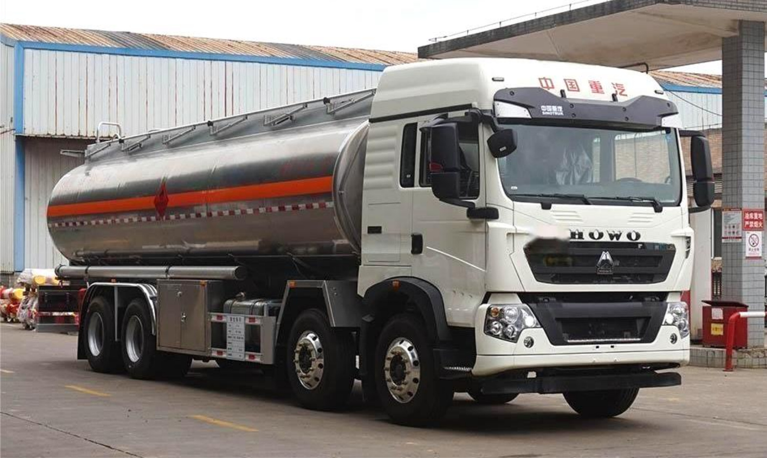Sinotruk Howo 8×4 27m³ Oil Transport Truck product view