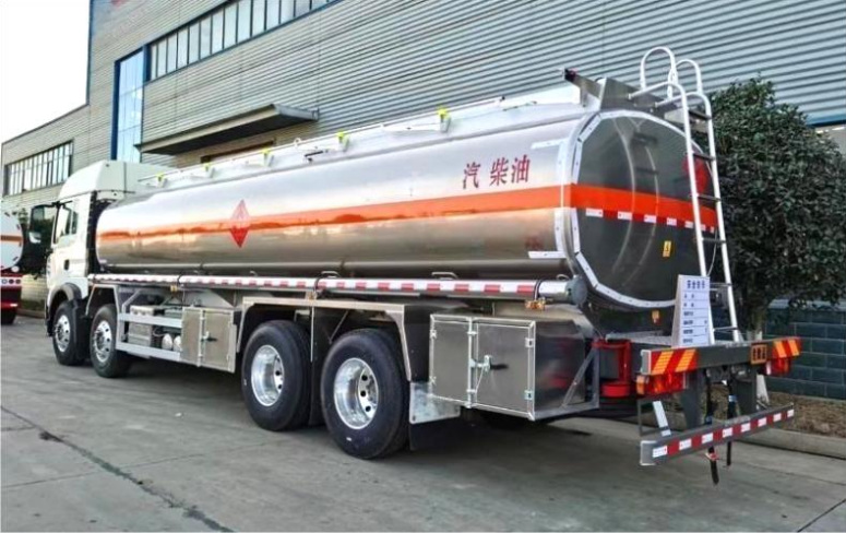 Sinotruk Howo 8×4 27m³ Oil Transport Truck detail view 2