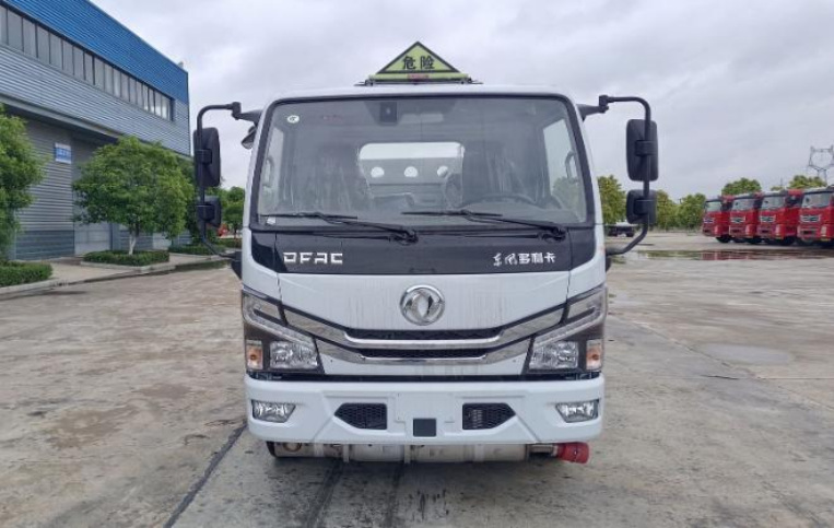 Dongfeng Duolika 2m³ Refueling Truck detail view 2