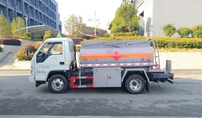 Foton Times Small Truck 2m³ Refueling Truck detail view 3