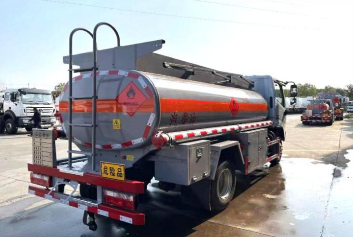 Dongfeng Xiaofuruika 5m³ Refueling Truck detail view 4