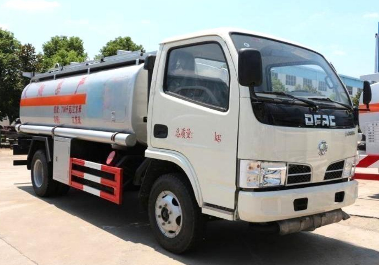 Dongfeng Small Duolika 4m³ Refueling Truck product view