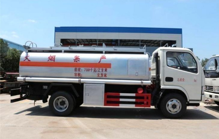 Dongfeng Small Duolika 4m³ Refueling Truck detail view 5