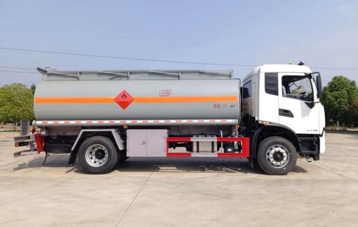 Dongfeng Tianjin 15m³ Carbon Steel Refueling Truck detail view 5