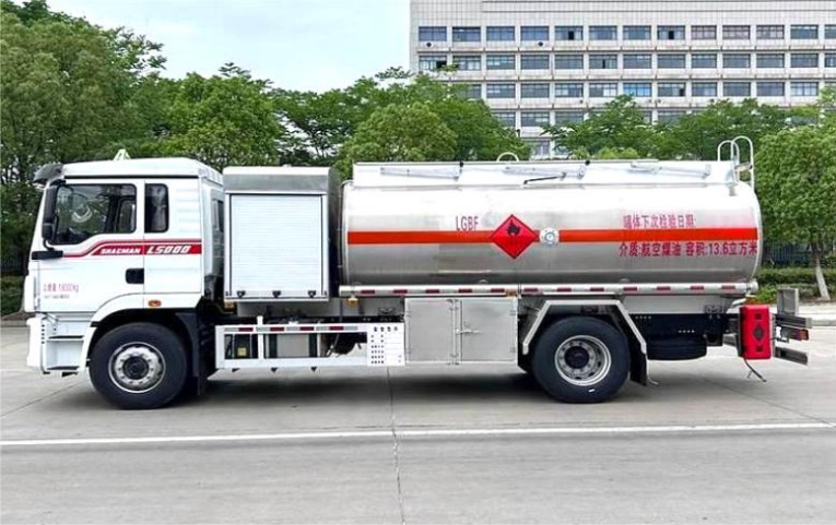 Shacman Delong 15m³ Aircraft Refueling Truck detail view 2