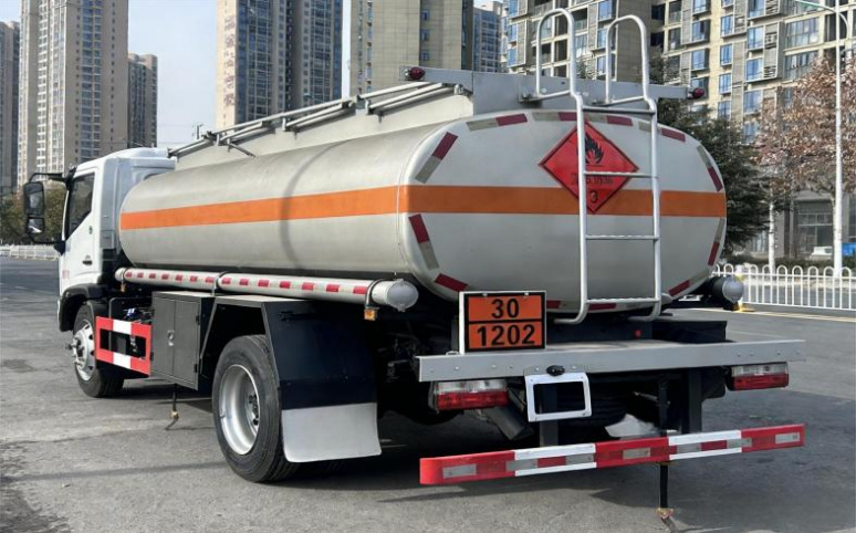 Dongfeng 8m³ Light Oil Tanker detail view 2