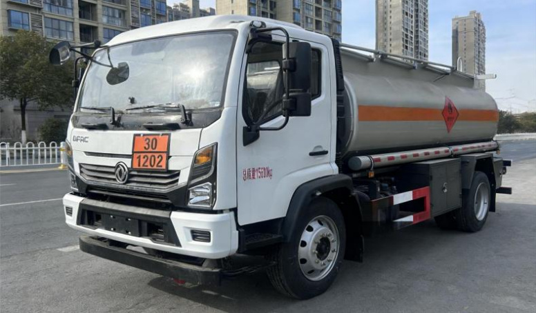 Dongfeng 8m³ Light Oil Tanker detail view 3
