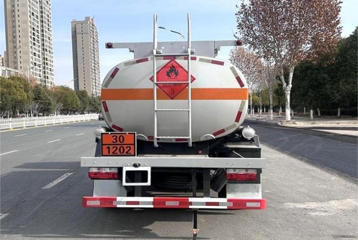 Dongfeng 8m³ Light Oil Tanker detail view 4