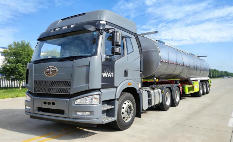 34m³ Lubricating Oil Tank Transport Semi-trailer detail view 2